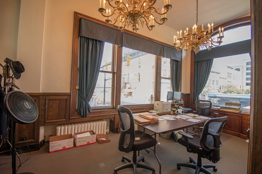 More Photos Of 301 Columbia St, Lafayette Office For Sale