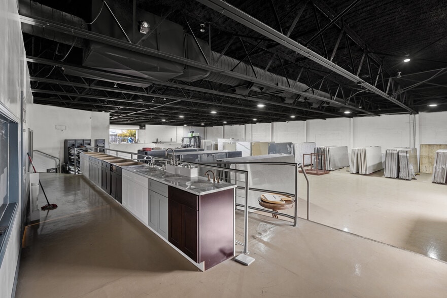 More Photos Of 2866 Poplar Ave, Memphis Storefront Retail Office For Sale