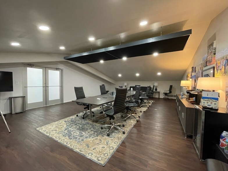 More Photos Of 2118 Mannix Dr, San Antonio Showroom For Sale