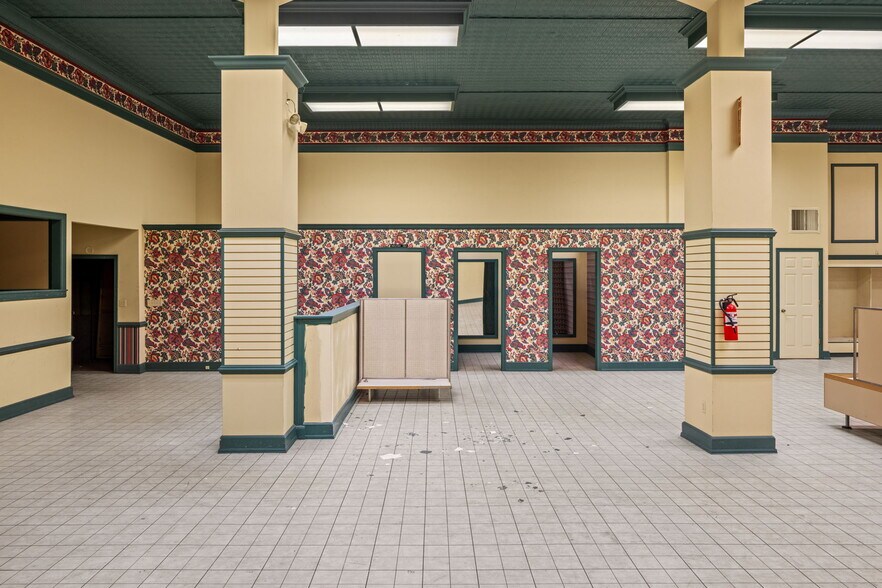 More Photos Of 203 N Court St, Florence Department Store For Sale