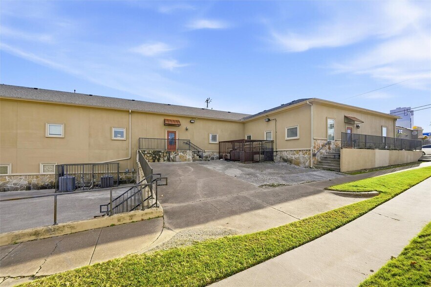 More Photos Of 1301 E Weatherford St, Fort Worth Showroom For Sale