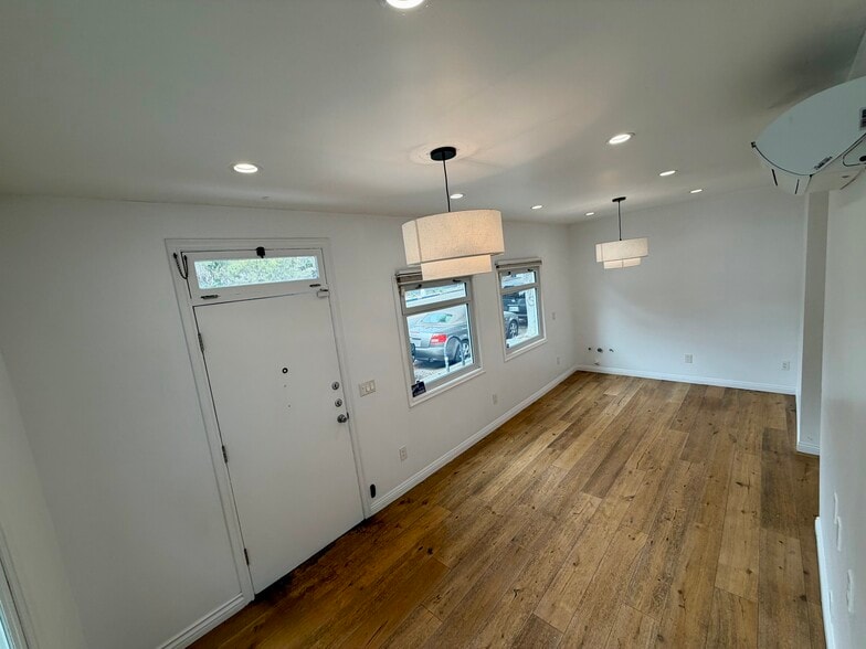 More Photos Of 798 Main St, Venice Storefront Retail Office For Lease