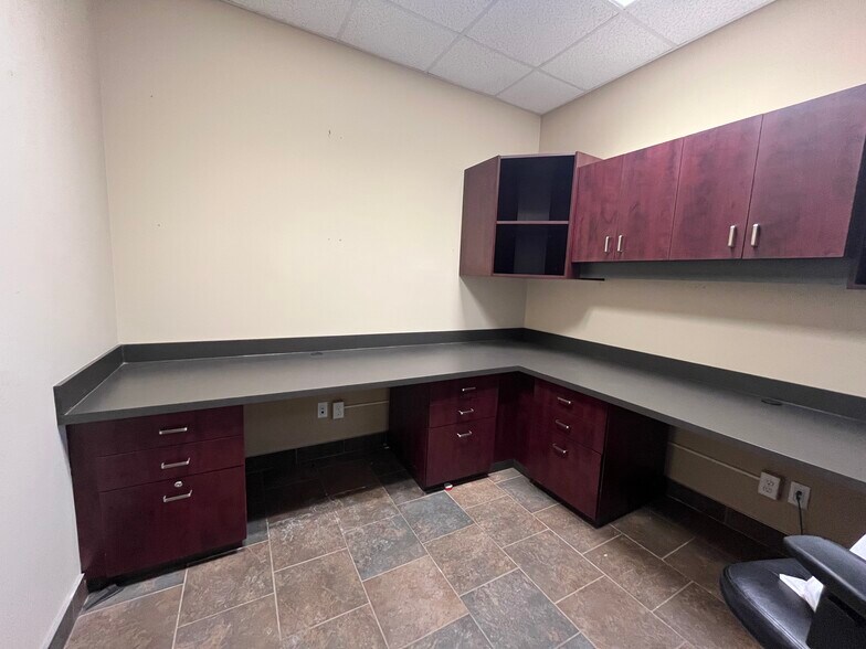 More Photos Of 419 St Clair St, Chatham Storefront For Lease