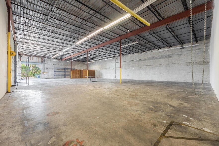 More Photos Of 2546-2578 Fowler St, Fort Myers Warehouse For Lease