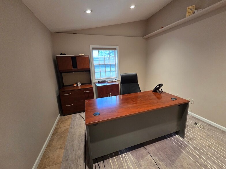 More Photos Of 352 Three Springs Rd, Bowling Green Office For Sale