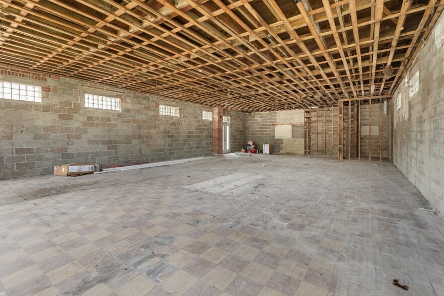 More Photos Of 628 Cumberland Dr, Clarksville Freestanding For Lease