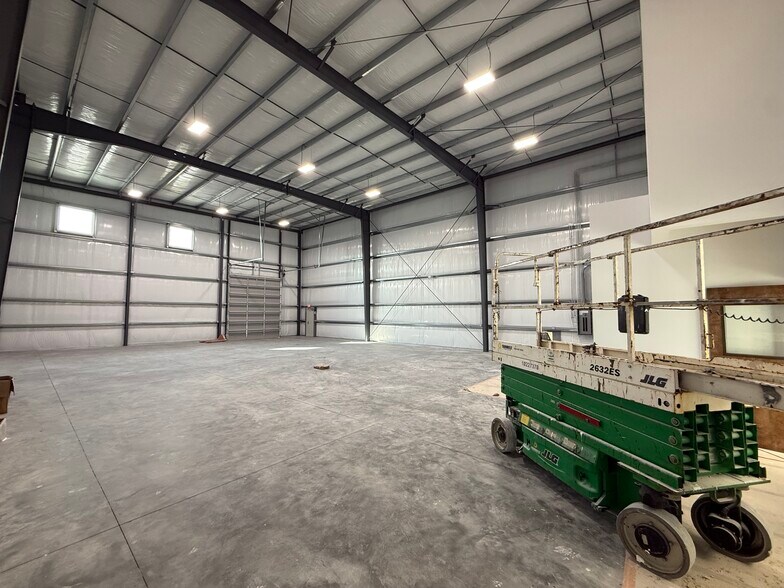 More Photos Of 405 Remi Trl, Summerville Industrial For Lease