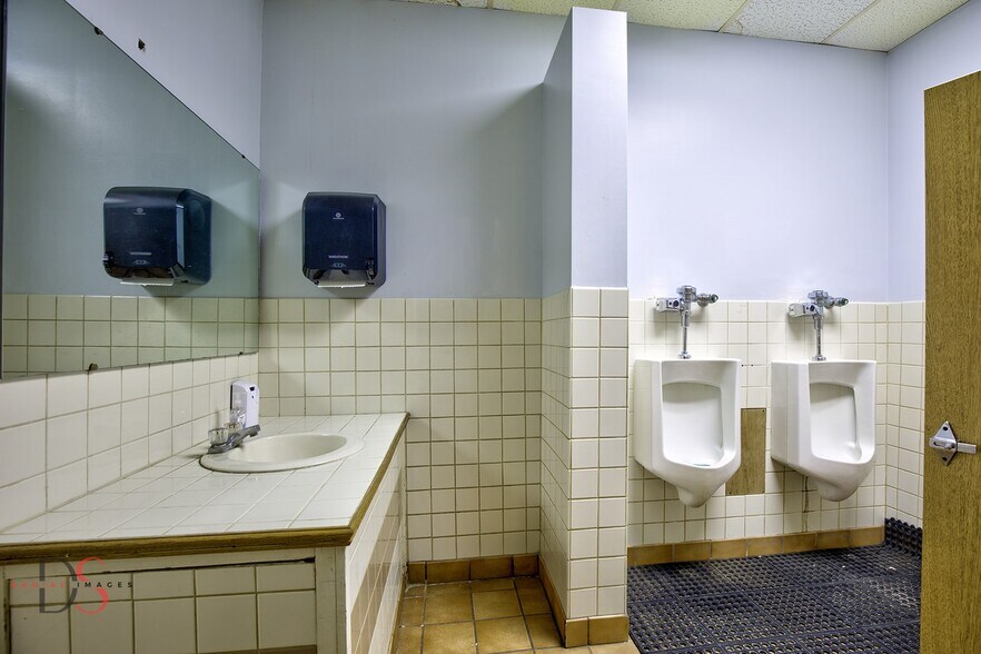 More Photos Of 2414 IL-23, Streator Flex For Sale