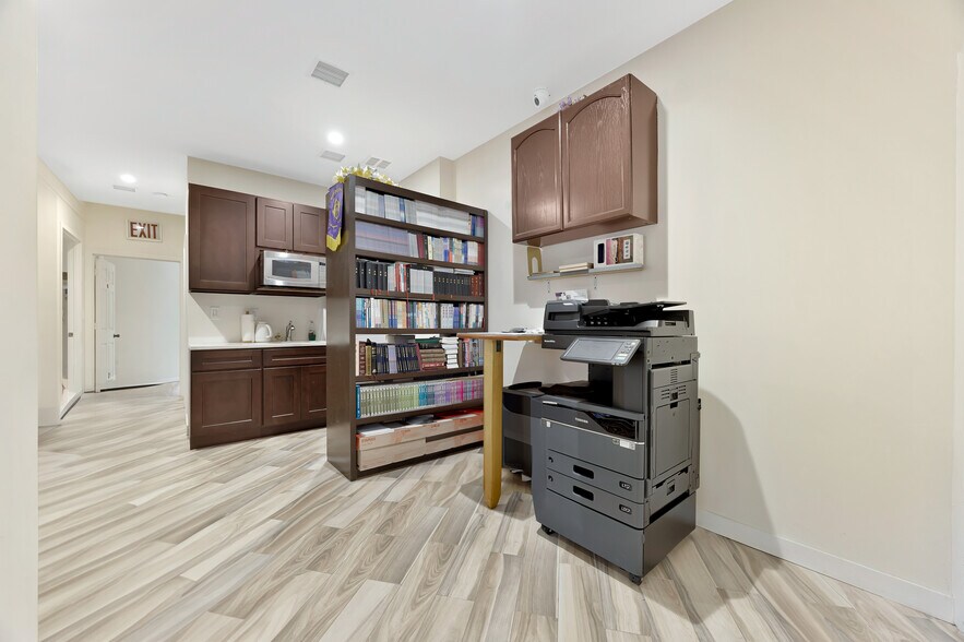 More Photos Of 14311 Willets Point Blvd, Flushing Office For Sale