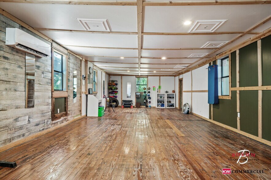 More Photos Of 23699-23737 W US Highway 290, Harper Storefront For Sale