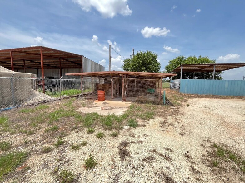 More Photos Of 714 Main St, Buffalo Gap Warehouse For Lease