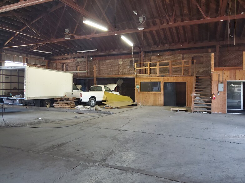 More Photos Of 211 Oak St, Manteca Warehouse For Sale