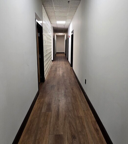 More Photos Of 913 Cobb Pky N, Marietta Warehouse For Lease