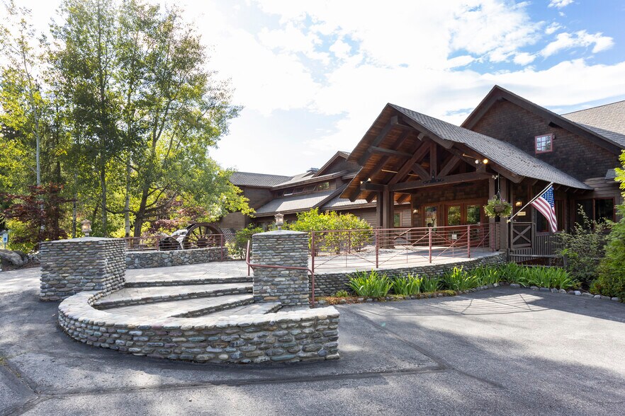 More Photos Of 41 Lakeshore Dr, Sagle Hotel For Sale