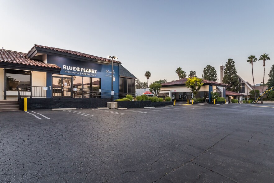 More Photos Of 20833-20861 Ventura Blvd, Woodland Hills Storefront Retail Office For Sale