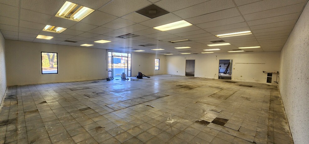 More Photos Of 284 S Center St, Pierson Auto Repair For Lease