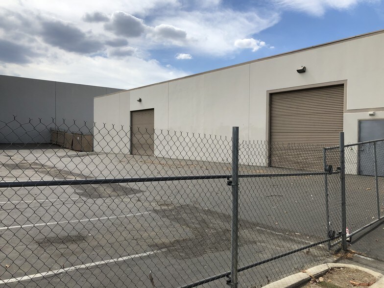 More Photos Of 1250 Railroad St, Corona Warehouse For Lease