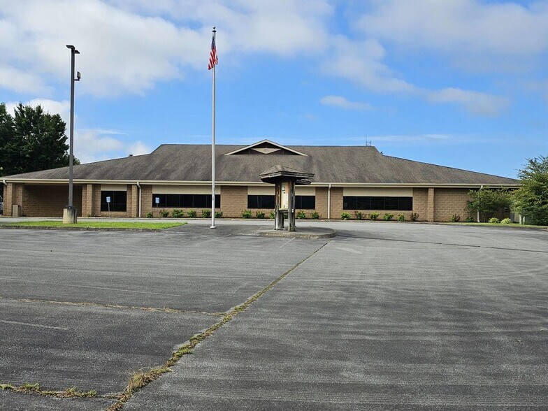 Primary Photo Of 4400 Unicoi Dr, Unicoi Office For Lease