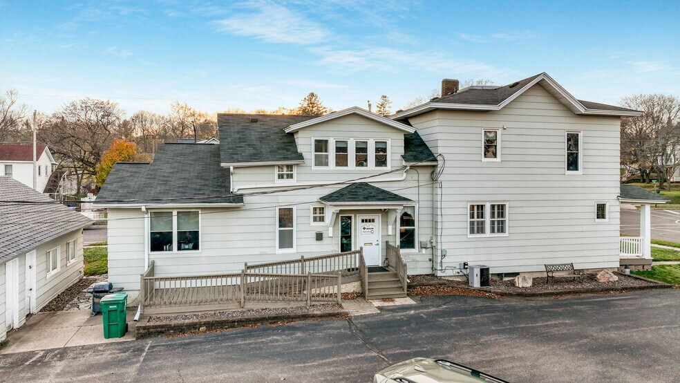 More Photos Of 33 W Cedar St, Chippewa Falls Office For Sale