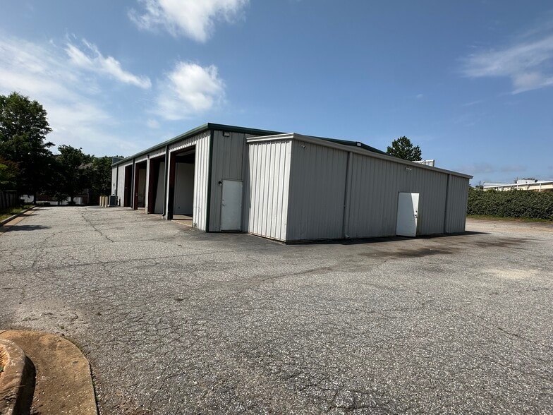 More Photos Of 7560 Kayne Blvd, Columbus Showroom For Lease