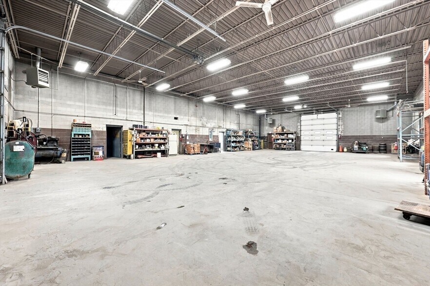 More Photos Of 97 Ramah Cir S, Agawam Auto Repair For Lease