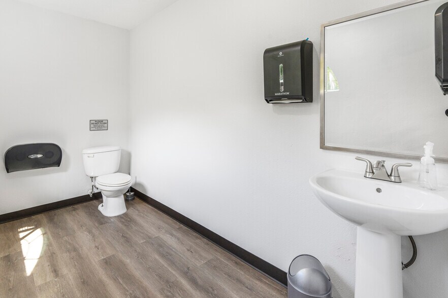 More Photos Of 10401 Fm 1902, Crowley Showroom For Sale