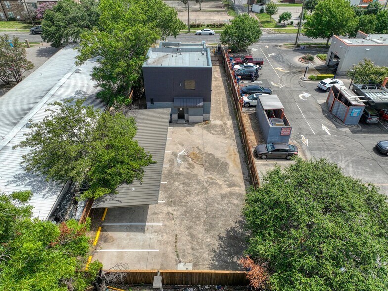 More Photos Of 1717 N Garrett Ave, Dallas Medical For Sale