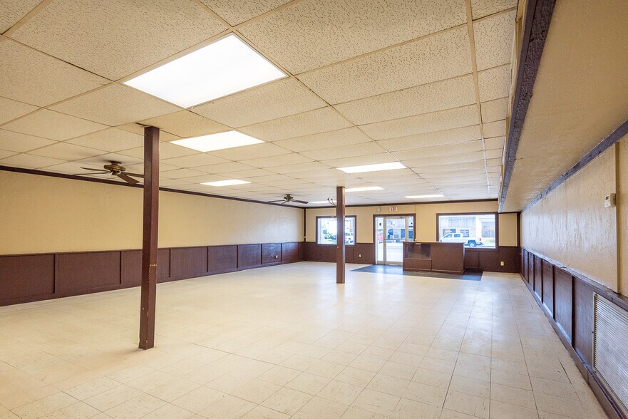 More Photos Of 114 S Teel Dr, Devine Restaurant For Sale