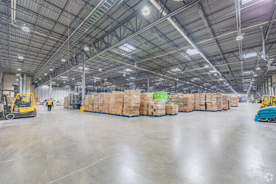 More Photos Of 8495 Goreway Dr, Brampton Warehouse For Lease