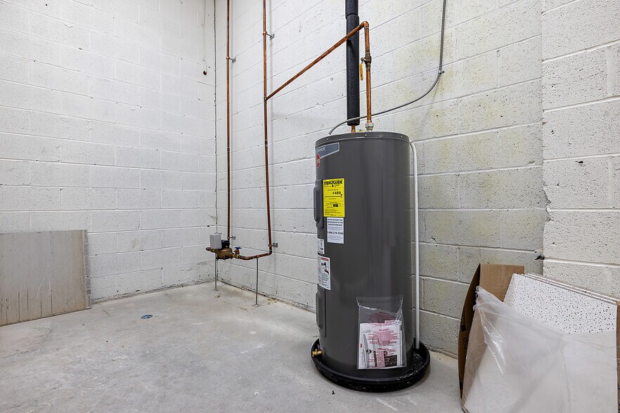 More Photos Of 10840-10850 W 9 Mile Rd, Oak Park Freestanding For Lease