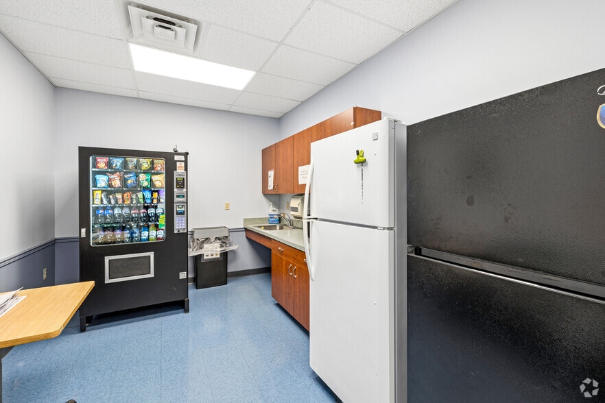 More Photos Of 10B Airline Dr, Albany Office For Sale
