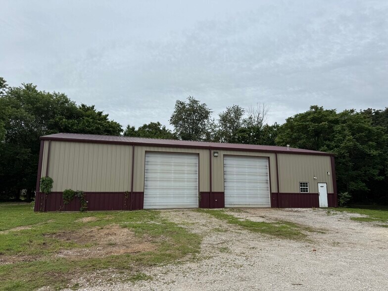 More Photos Of 12329 Three Elms Rd, Farmington Service For Lease