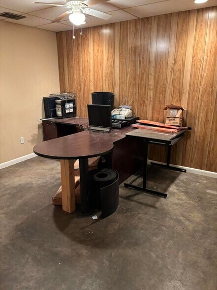 More Photos Of 1114 W Bankhead St, New Albany Showroom For Sale