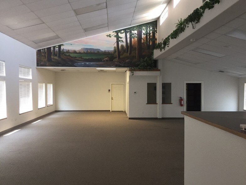 More Photos Of 3882 Crater Lake Ave, Medford Office For Sale