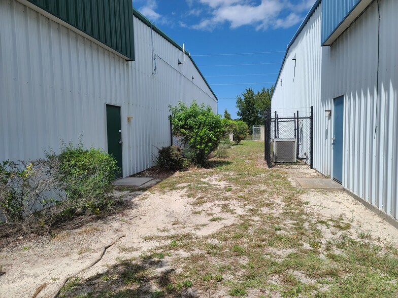 More Photos Of 16547 US Highway 19, Hudson Showroom For Lease