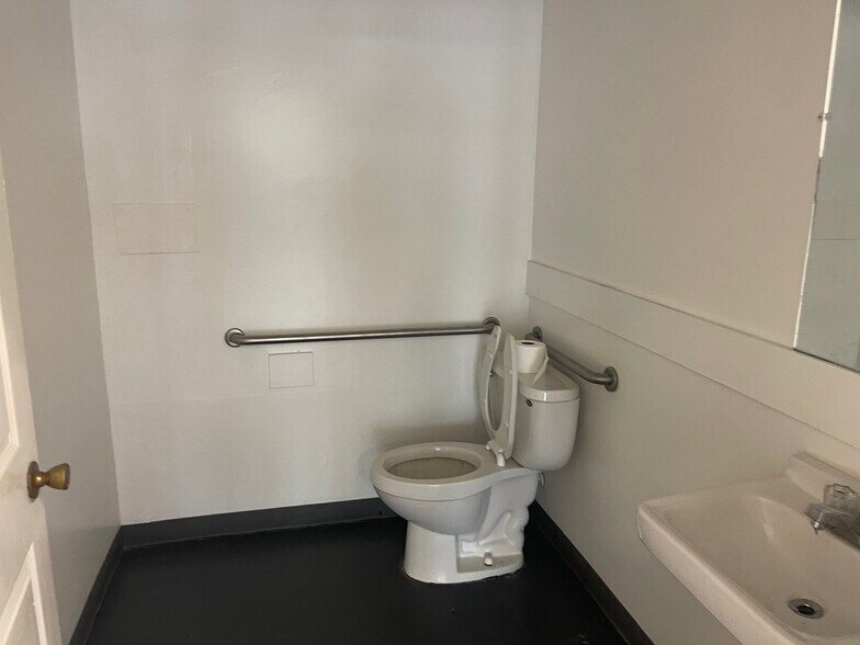 More Photos Of 3078-3086 Summer Ave, Memphis Freestanding For Sale