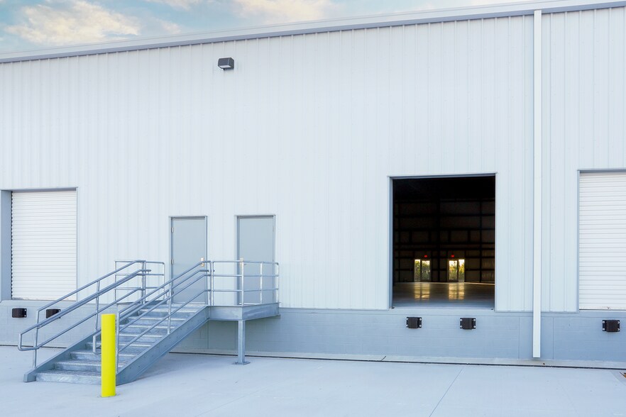 More Photos Of 28261 Woodlawn Dr, Punta Gorda Warehouse For Lease