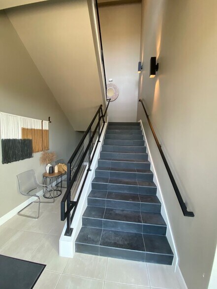 More Photos Of 735 E Clarendon St, Gladstone Office For Sale