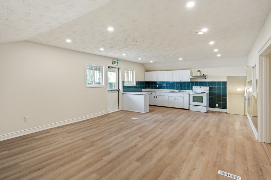 More Photos Of 5829 Ferry St, Niagara Falls Flex For Sale