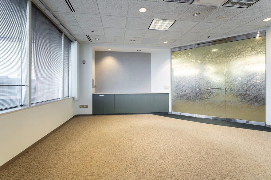 More Photos Of 4 Overlook Pt, Lincolnshire Office For Lease