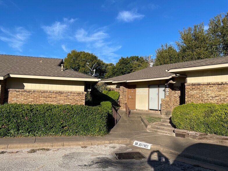 More Photos Of 423 W Wheatland Rd, Duncanville Office For Lease