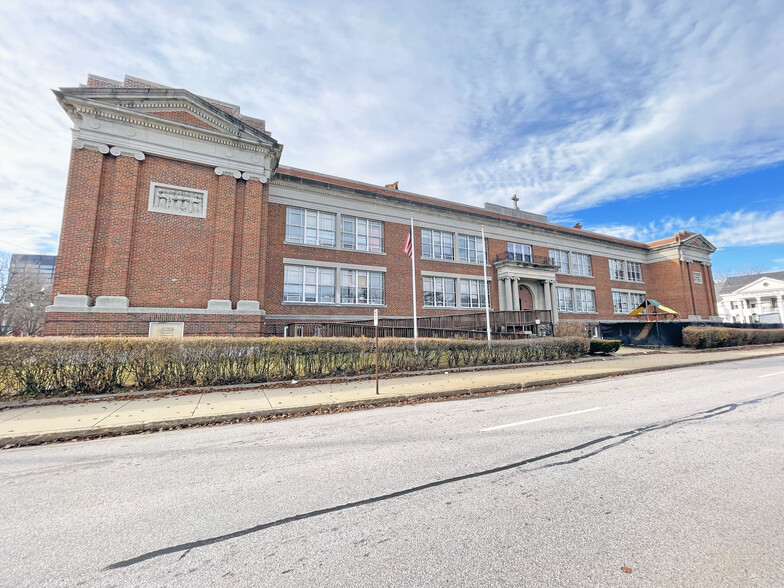 Primary Photo Of 470 Pine St, Manchester Schools For Sale