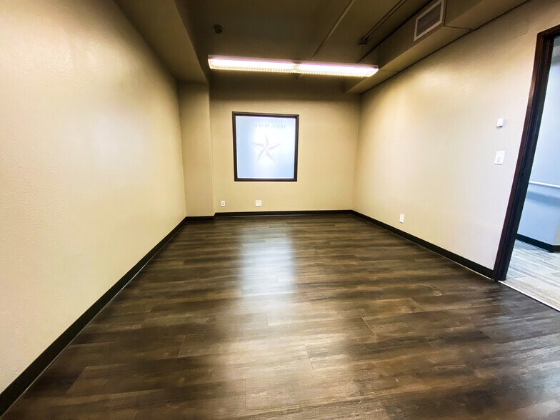 More Photos Of 100-102 W Oak St, Denton Office For Lease