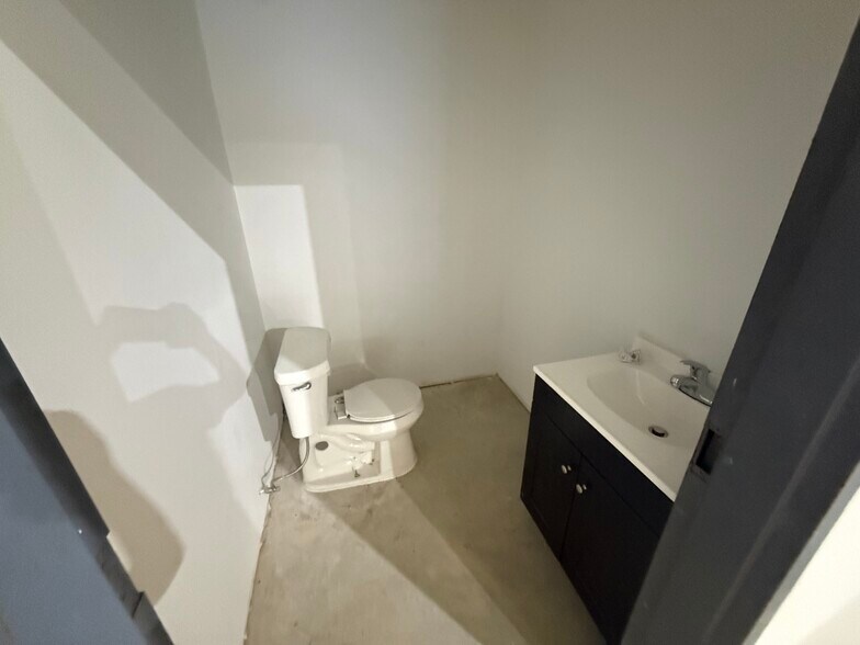 More Photos Of 1321 High Rd, Kyle Warehouse For Lease