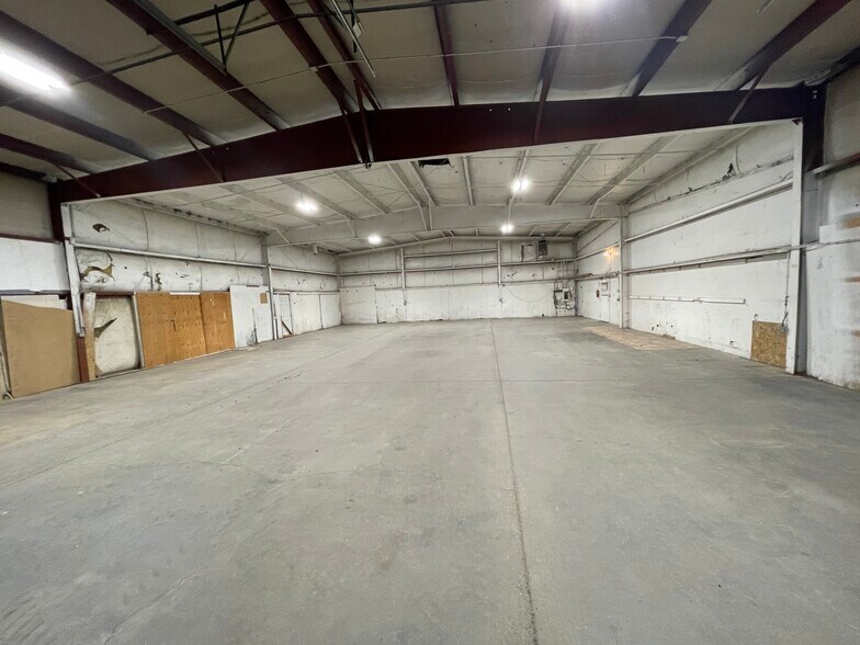 More Photos Of 680 SE 13th St, Ontario Showroom For Lease