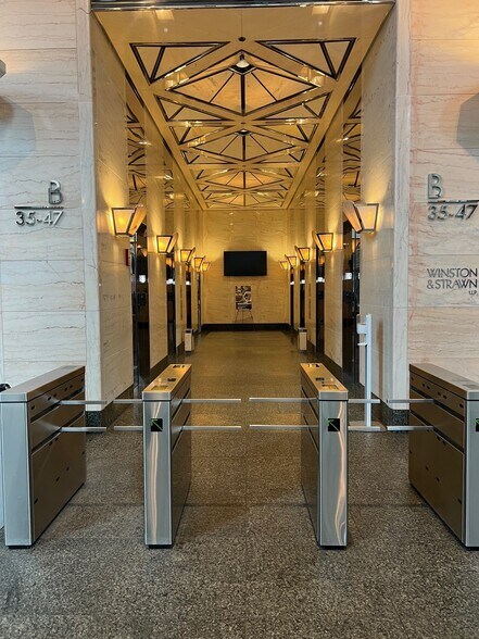 More Photos Of 35 W Wacker Dr, Chicago Office For Lease