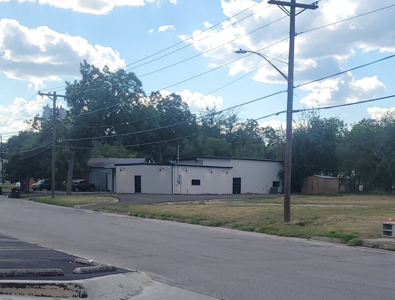 More Photos Of 136 W Nacogdoches St, New Braunfels Service For Sale