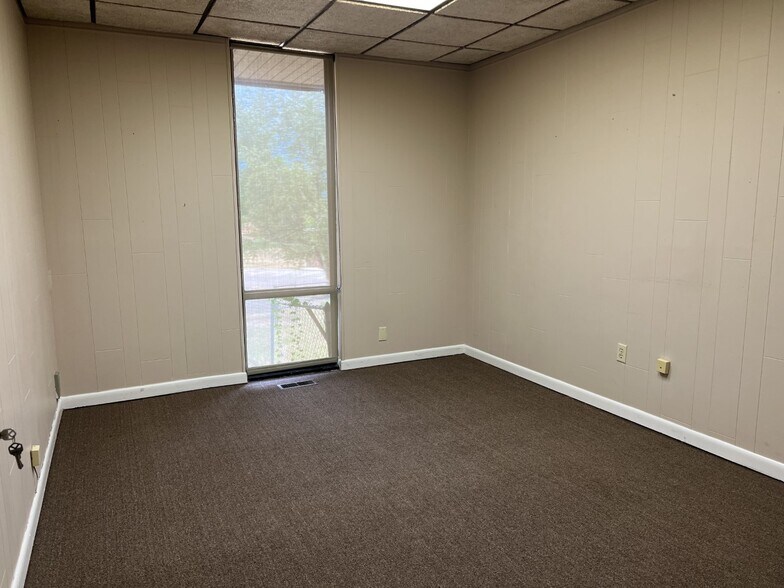 More Photos Of 302 Pointer Trl W, Van Buren Office For Sale