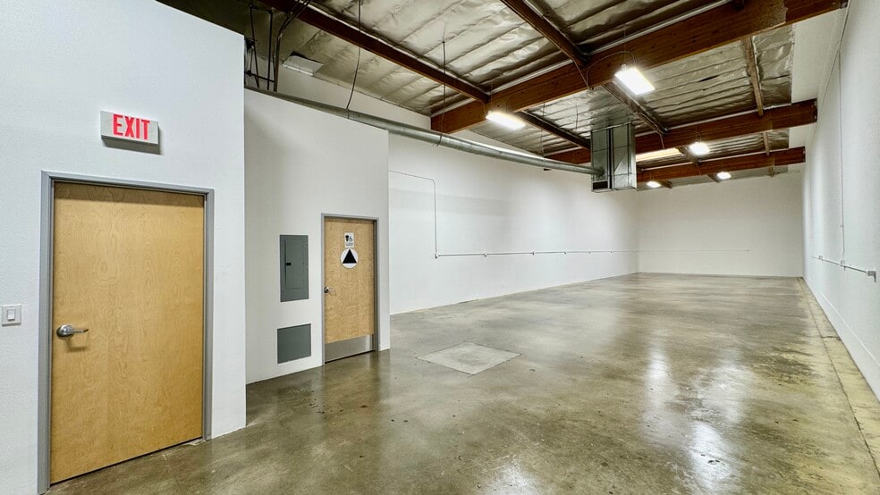 More Photos Of 18320-18330 Oxnard St, Tarzana Unknown For Lease