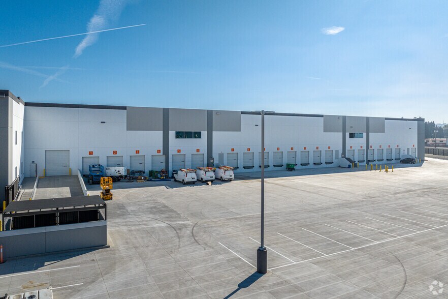 More Photos Of 15010 Don Julian Rd, City Of Industry Manufacturing For Lease